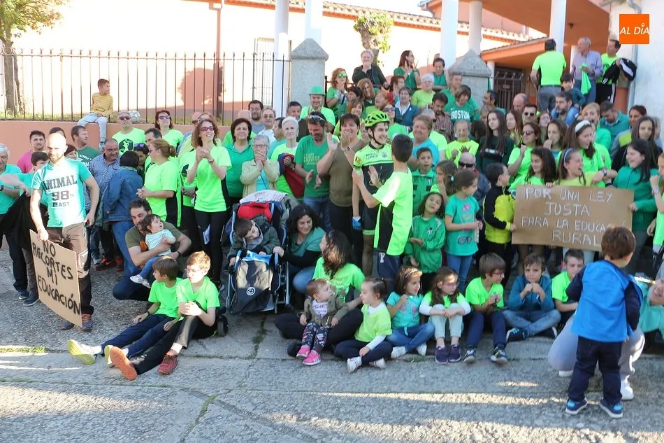 Foto 4 - Los vecinos de Santiba&ntilde;ez de B&eacute;jar protestan a favor del colegio
