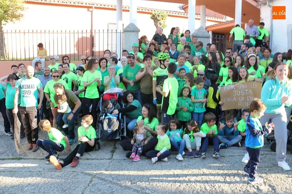 Foto 3 - Los vecinos de Santiba&ntilde;ez de B&eacute;jar protestan a favor del colegio