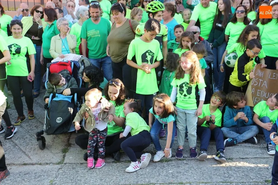 Foto 2 - Los vecinos de Santiba&ntilde;ez de B&eacute;jar protestan a favor del colegio
