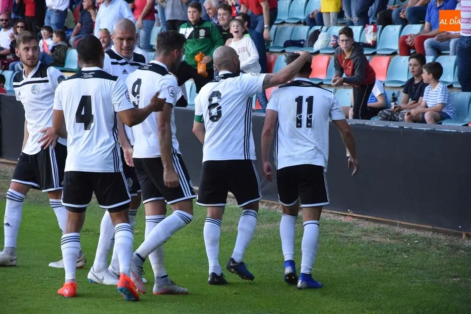 La plantilla del Salamanca UDS celebra un gol