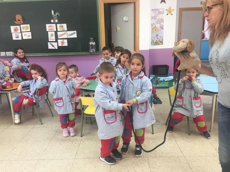 Foto 2 - Los alumnos de 2&ordm; de Infantil de Trinitarios aprenden a cuidar mascotas  