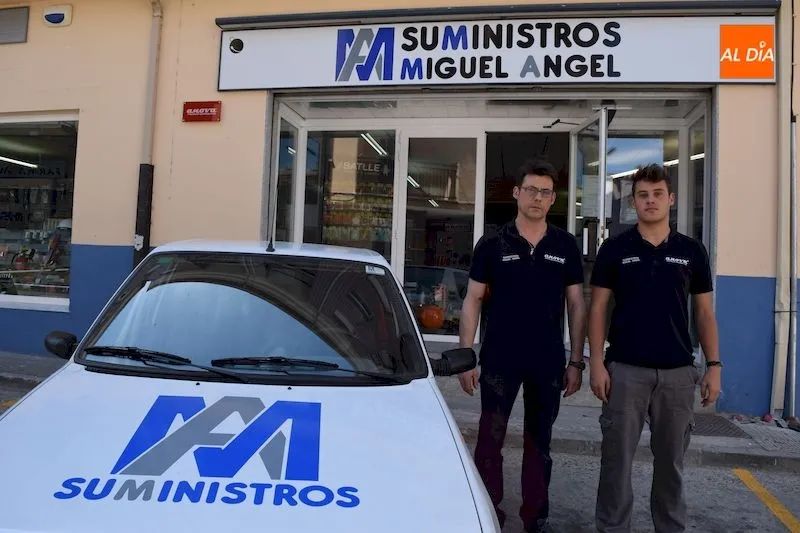 Miguel Ángel Hernández y Ángel Hernandez a las puertas de su tienda