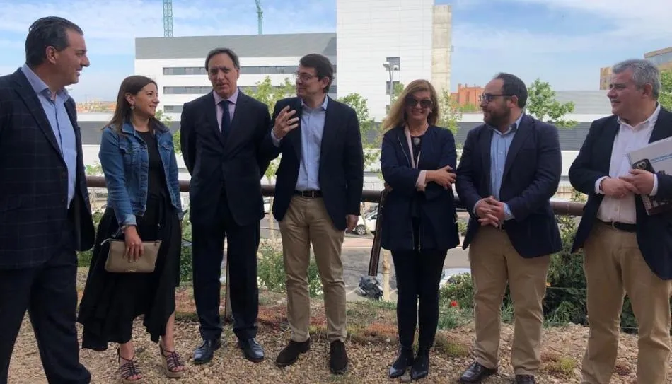 El candidato del PP a la Presidencia de la Junta de Castilla y León, Alfonso Fernández Mañueco, junto a integrantes del partido en el mirador del paseo de San Vicente