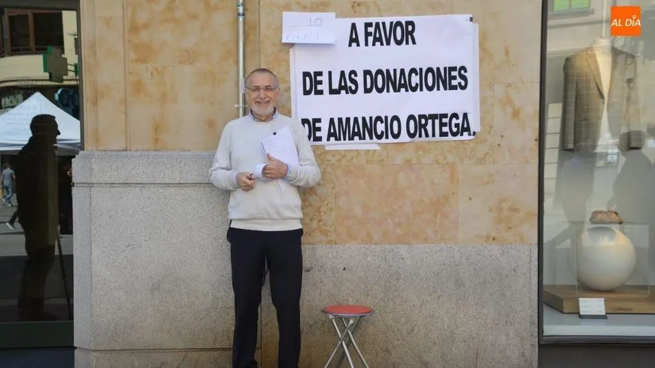 Foto 4 - Un salmantino recoge firmas de apoyo a las donaciones a la sanidad de Amancio Ortega