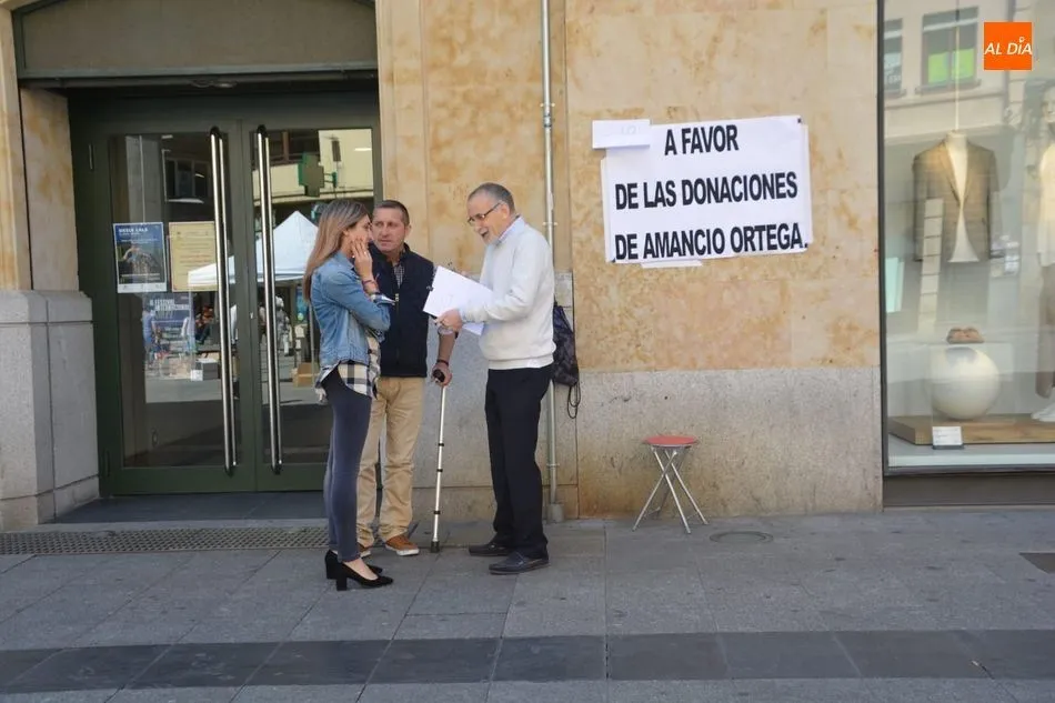 Foto 3 - Un salmantino recoge firmas de apoyo a las donaciones a la sanidad de Amancio Ortega