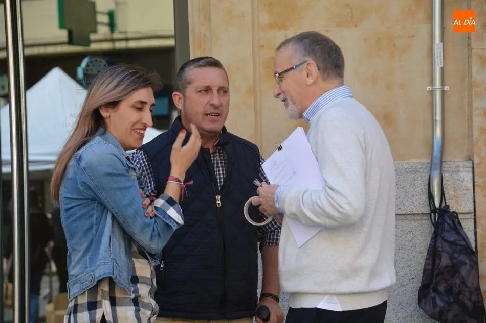 Foto 2 - Un salmantino recoge firmas de apoyo a las donaciones a la sanidad de Amancio Ortega