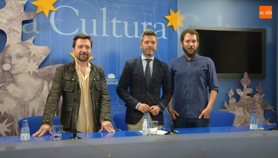 El concejal de Cultura, Julio López Revuelta, el actor Antonio Velasco y el director Xiqui Rodríguez, en la presentación del estreno de la obra ‘Hacia dónde vuelan las moscas’. Foto de Lydia González