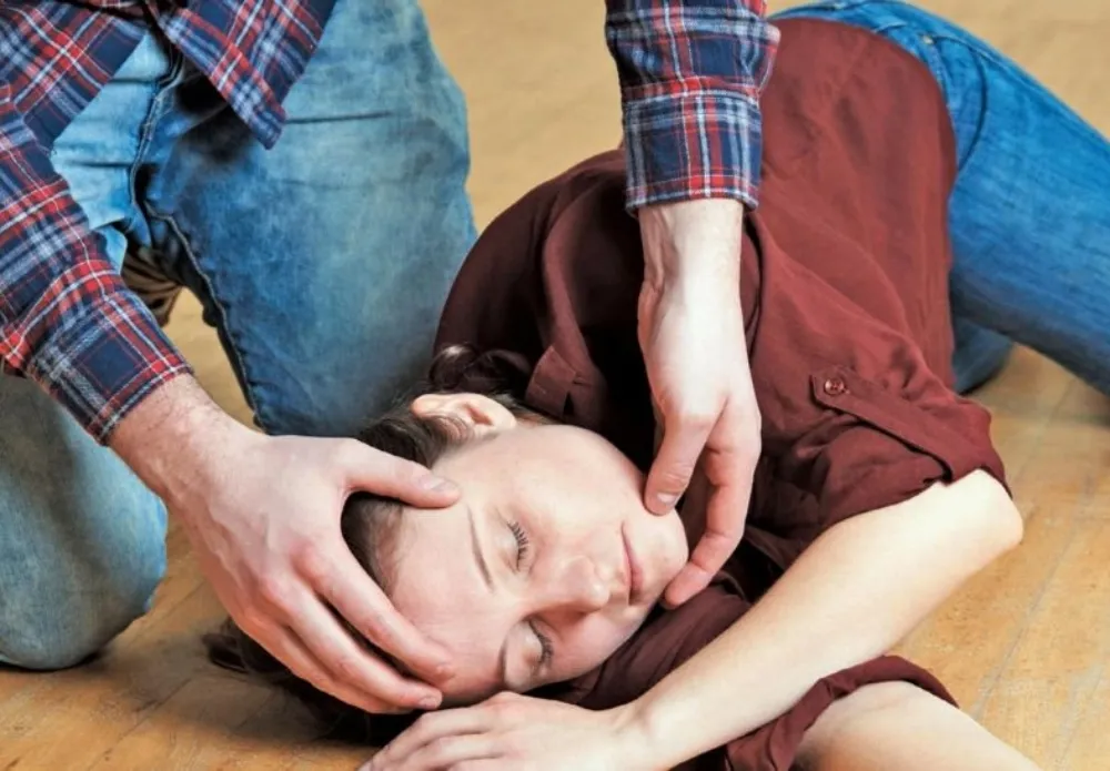 Una persona con epilepsia, en el suelo