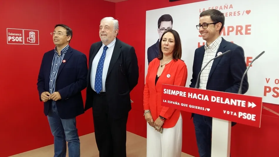 El Secretario de Estado de Seguridad Social, Octavio Granados, acompañado por los candidatos a las Cortes de Castilla Y León, Fernando Pablos y Rosa Rubio, y el candidato a la alcaldía de la capital charra, José Luis Mateos