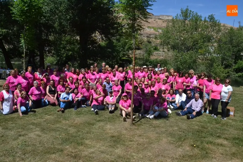 Un centenar de socias de Amanecer disfrutan, con la compañía de varios políticos, de su paella...