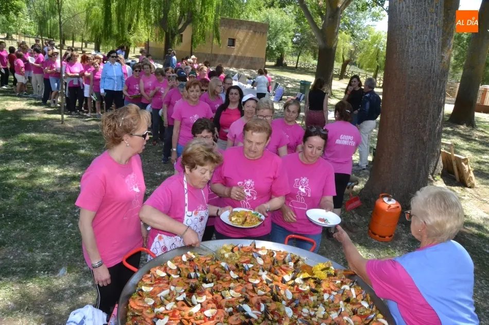 Foto 11 - Un centenar de socias de Amanecer disfrutan, con la compa&ntilde;&iacute;a de varios pol&iacute;ticos, de su paella...
