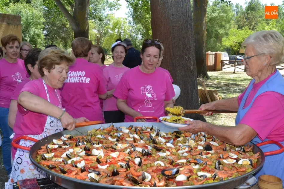 Foto 10 - Un centenar de socias de Amanecer disfrutan, con la compa&ntilde;&iacute;a de varios pol&iacute;ticos, de su paella...