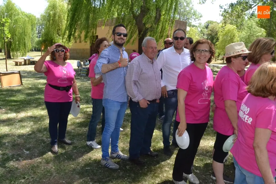 Foto 4 - Un centenar de socias de Amanecer disfrutan, con la compa&ntilde;&iacute;a de varios pol&iacute;ticos, de su paella...