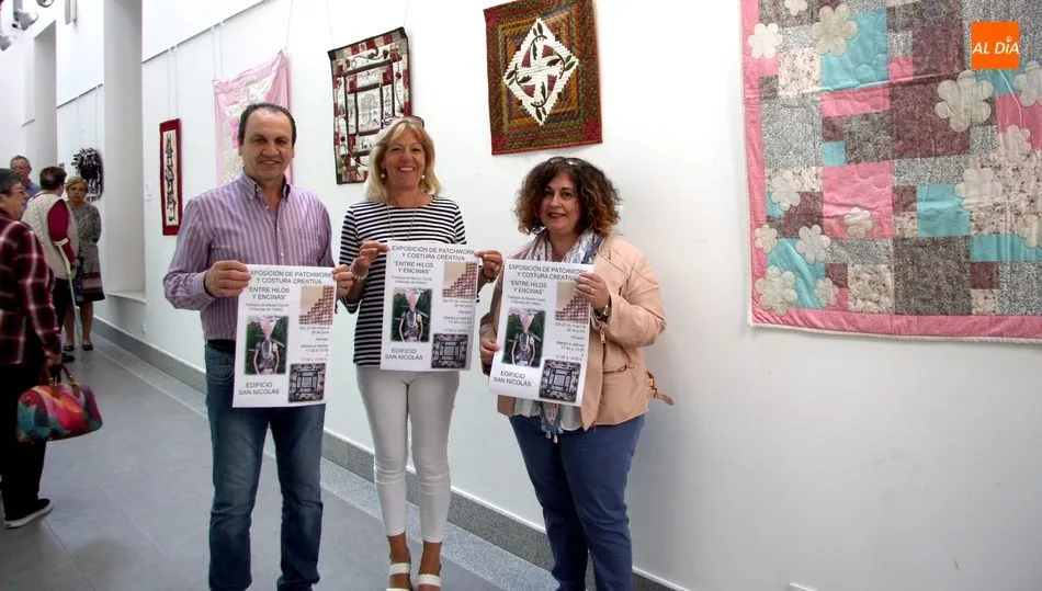 Marian Corral (d) con el concejal Antonio Vicente y María Teresa Marcos, responsable de la oficina de turismo / CORRAL