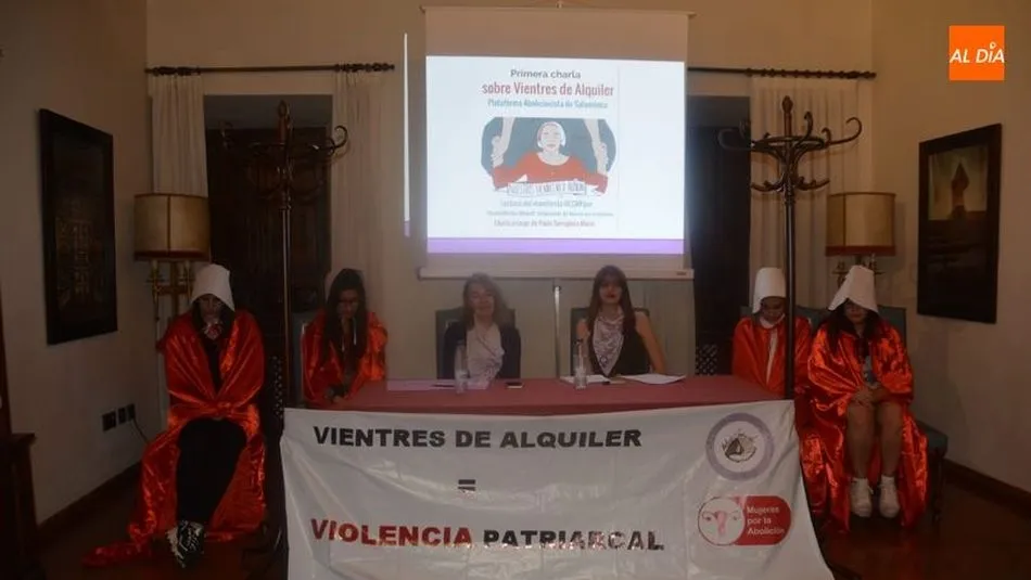 La Biblioteca Fonseca ha acogido el acto contra los vientres de alquiler. Fotos: Lydia González