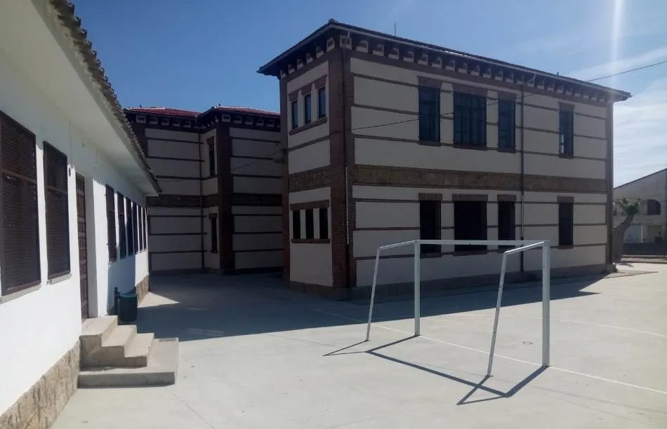 Foto 3 - Culmina el lavado de cara al Colegio de Fuenteguinaldo  