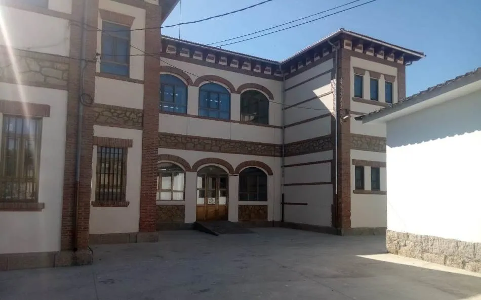 Foto 2 - Culmina el lavado de cara al Colegio de Fuenteguinaldo  