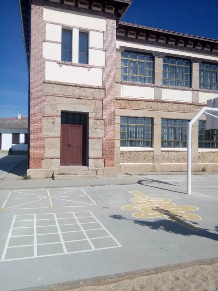 Foto 6 - Culmina el lavado de cara al Colegio de Fuenteguinaldo  