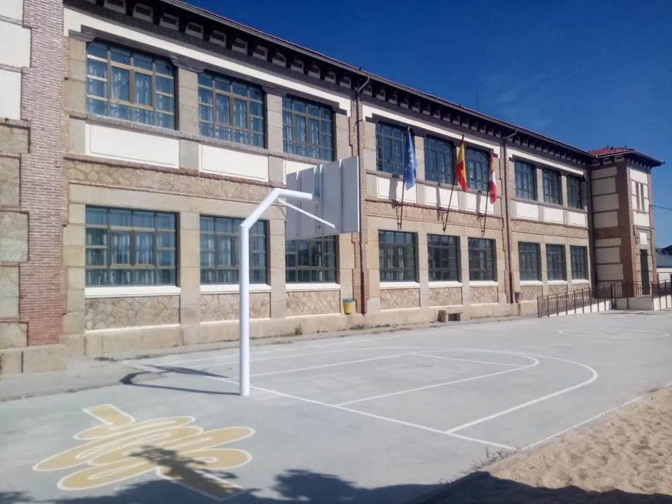 Foto 4 - Culmina el lavado de cara al Colegio de Fuenteguinaldo  