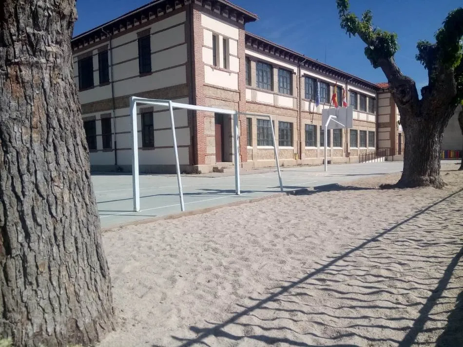 Foto 7 - Culmina el lavado de cara al Colegio de Fuenteguinaldo  