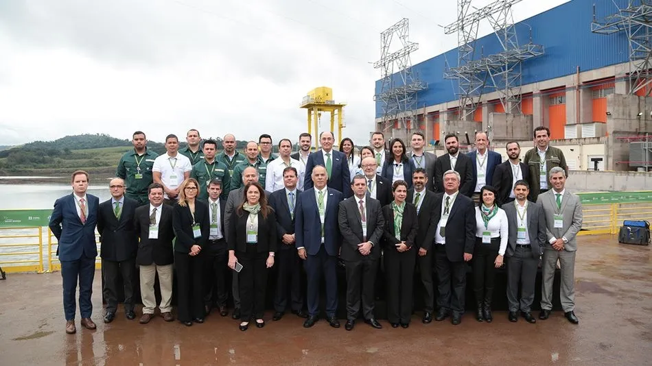  Ignacio Galán, presidente de Iberdrola, junto a algunos empleados de la central hidroeléctrica de Baixo Iguaçu, en Brasil