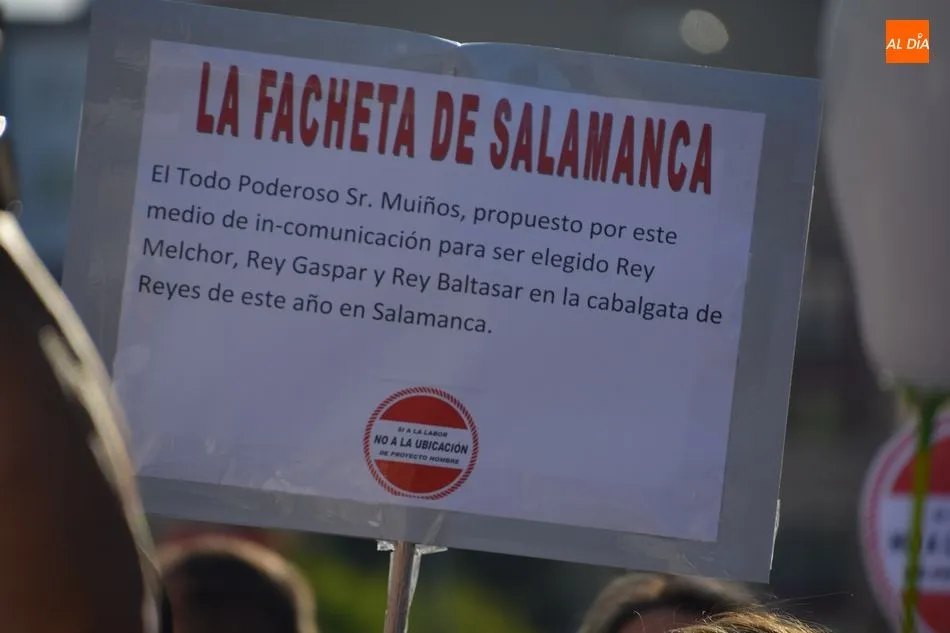 Foto 9 - Los vecinos de Prosperidad salen a la calle para mostrar su rechazo al centro de Proyecto Hombre en ...