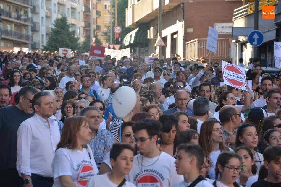 Foto 7 - Los vecinos de Prosperidad salen a la calle para mostrar su rechazo al centro de Proyecto Hombre en ...