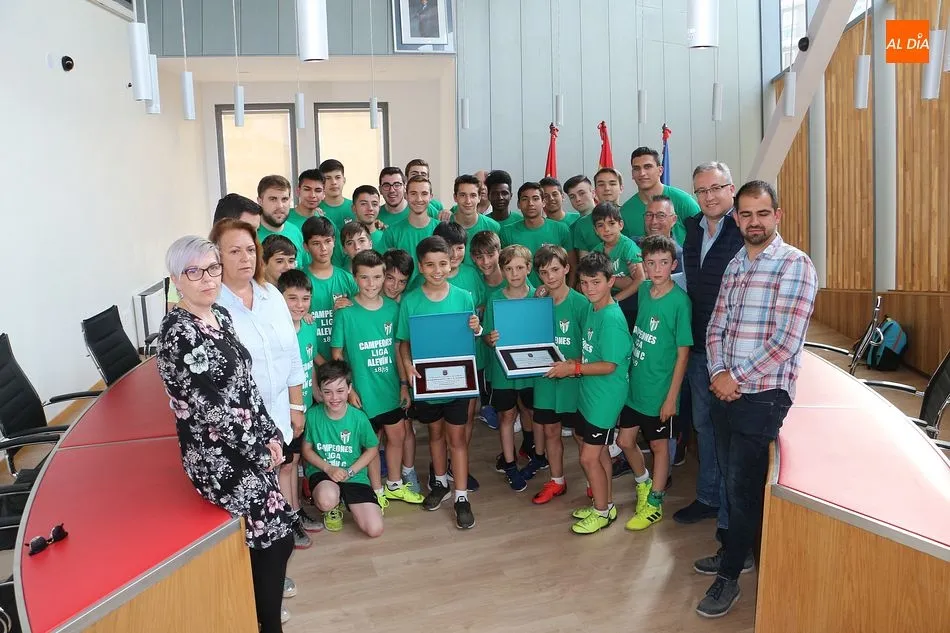 El CD Guijuelo recibe un homenaje por los logros del Juvenil y Alevín C