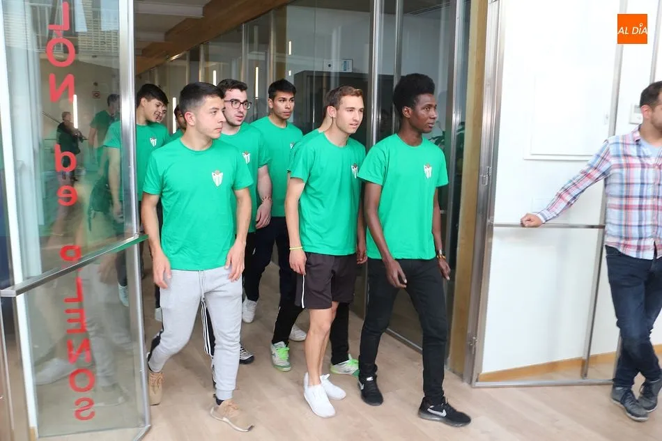 Foto 9 - El CD Guijuelo recibe un homenaje por los logros del Juvenil y Alev&iacute;n C