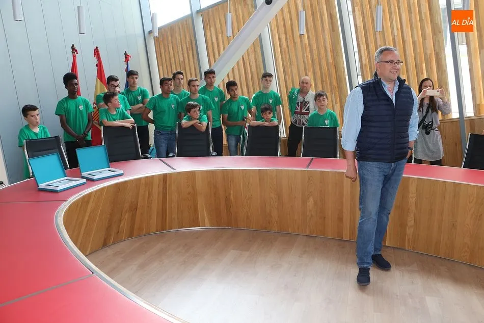Foto 8 - El CD Guijuelo recibe un homenaje por los logros del Juvenil y Alev&iacute;n C