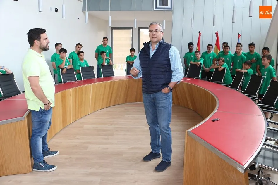 Foto 7 - El CD Guijuelo recibe un homenaje por los logros del Juvenil y Alev&iacute;n C