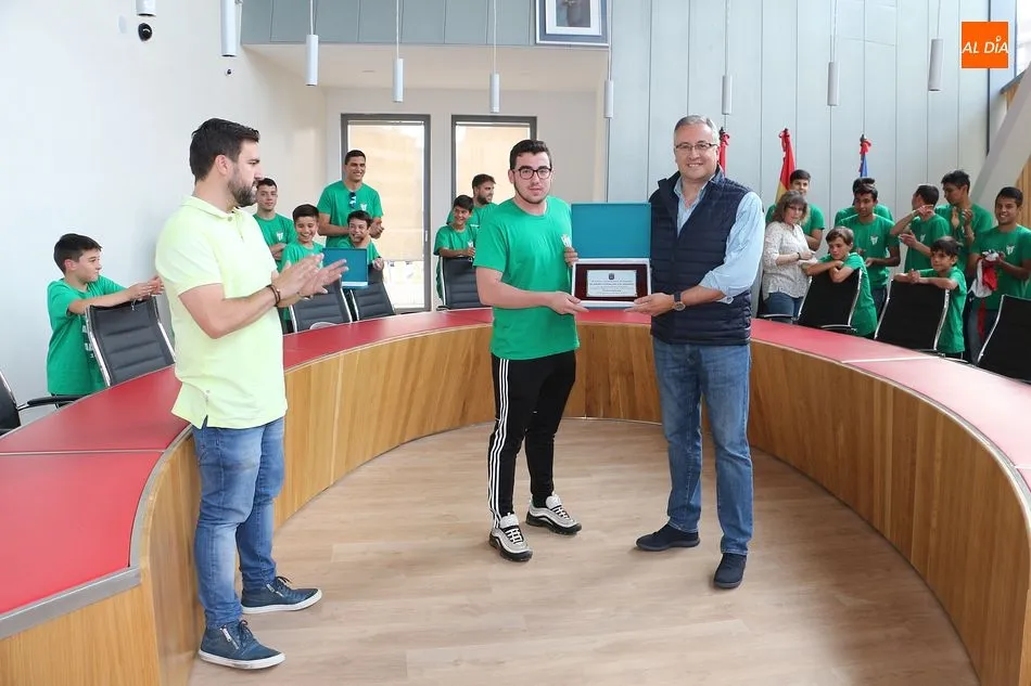 Foto 4 - El CD Guijuelo recibe un homenaje por los logros del Juvenil y Alev&iacute;n C
