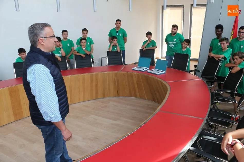 Foto 2 - El CD Guijuelo recibe un homenaje por los logros del Juvenil y Alev&iacute;n C