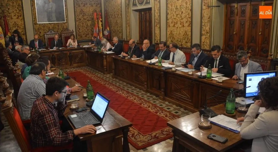 Un momento del pleno extraordinario de la Diputación de Salamanca. Foto de Lydia González