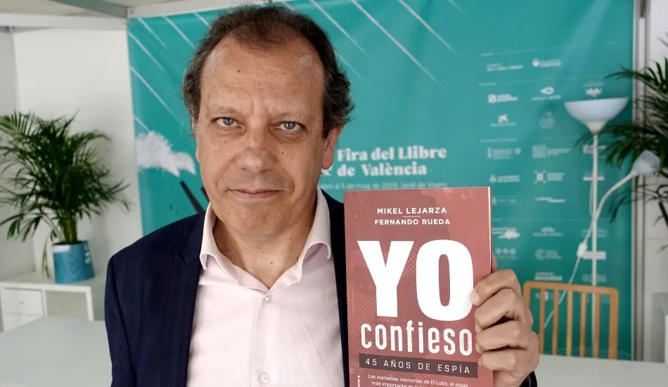 Fernando Rueda, con el libro