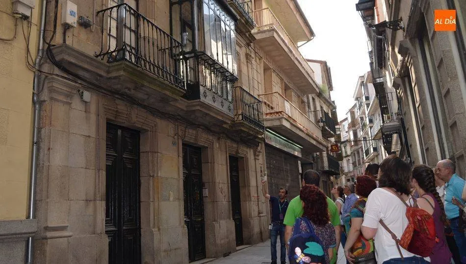 Turistas frente a un edificio en Salamanca