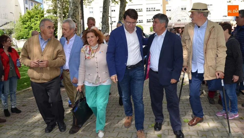 Paseo de Fernández Mañueco con la familia Popular de Béjar y comarca