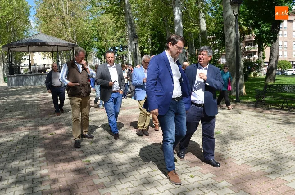 Foto 6 - Ma&ntilde;ueco pasa por B&eacute;jar para apoyar a la familia Popular de la comarca en el &uacute;ltimo d&iacute;a de...