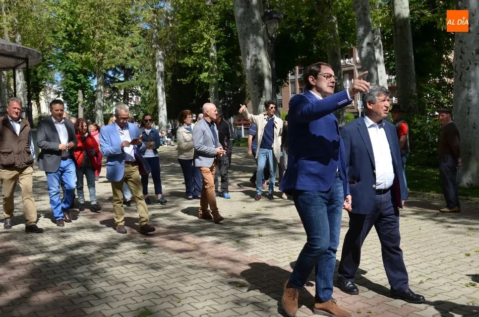 Foto 5 - Ma&ntilde;ueco pasa por B&eacute;jar para apoyar a la familia Popular de la comarca en el &uacute;ltimo d&iacute;a de...