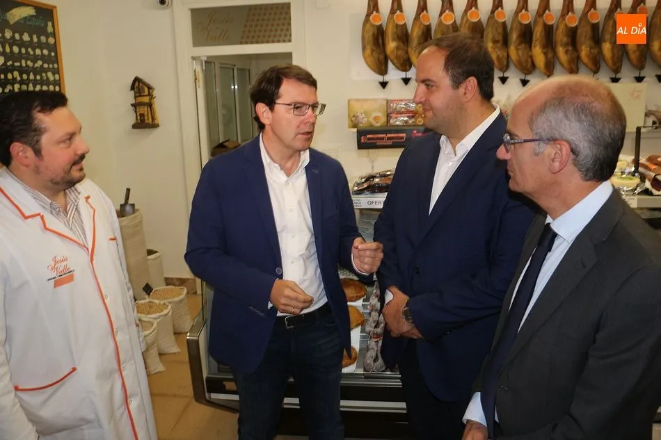 Foto 6 - Alfonso Fern&aacute;ndez Ma&ntilde;ueco: &ldquo;Roberto Mart&iacute;n es la persona indicada para liderar Guijuelo&rdquo;