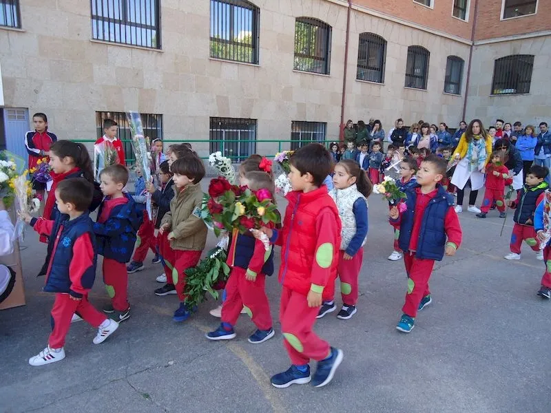 Foto 10 - Ofrenda floral a la Virgen en el Colegio Trinitarios