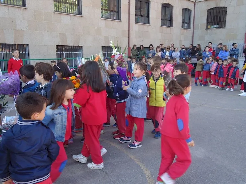 Foto 9 - Ofrenda floral a la Virgen en el Colegio Trinitarios