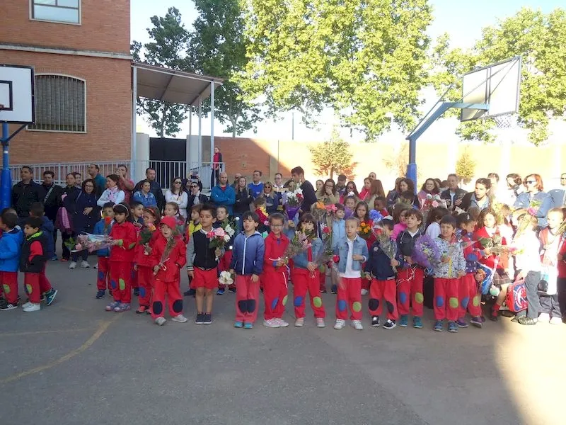 Foto 8 - Ofrenda floral a la Virgen en el Colegio Trinitarios