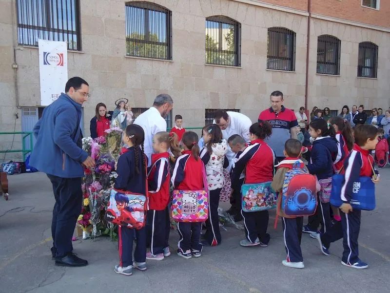 Foto 7 - Ofrenda floral a la Virgen en el Colegio Trinitarios