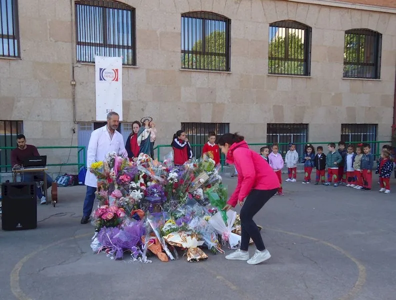 Foto 5 - Ofrenda floral a la Virgen en el Colegio Trinitarios