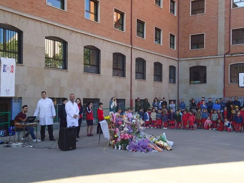 Foto 4 - Ofrenda floral a la Virgen en el Colegio Trinitarios