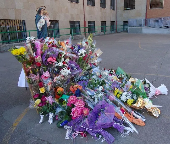 Foto 3 - Ofrenda floral a la Virgen en el Colegio Trinitarios