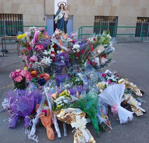 Foto 2 - Ofrenda floral a la Virgen en el Colegio Trinitarios