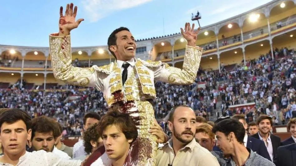 David de Miranda abre la puerta grande de Las Ventas en su confirmación de alternativa. Foto: Cultoro