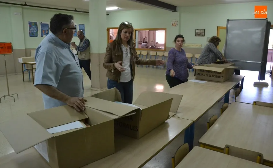 Laboriosa preparación de las 22 mesas electorales por parte de trabajadores municipales  